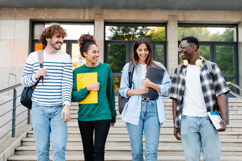 En grupp glada studenter som går en yrkesutbildning